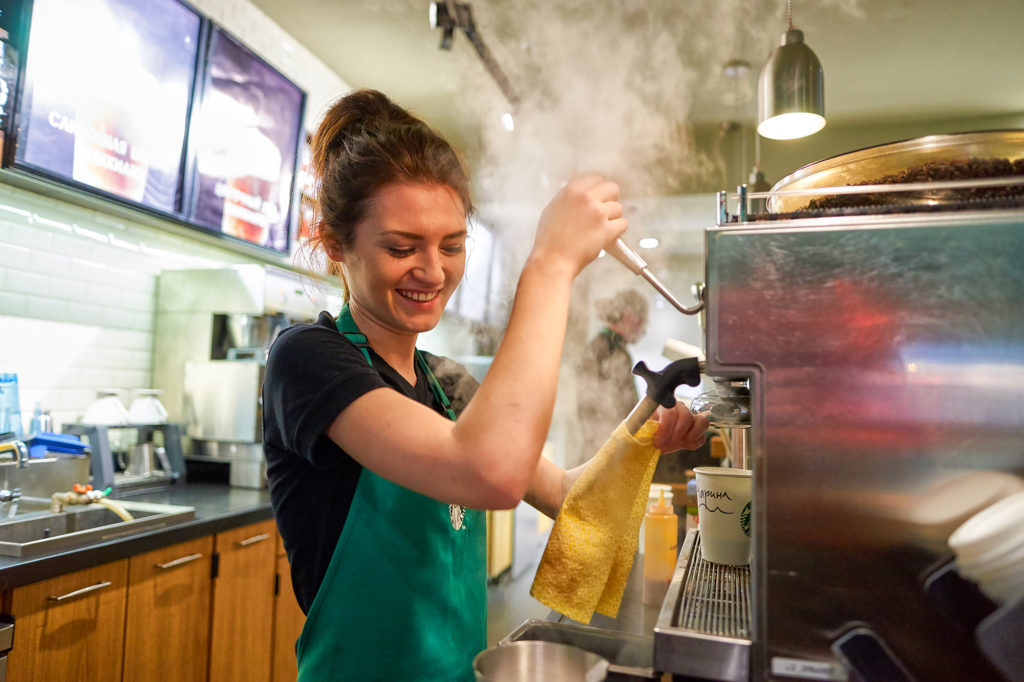 Een Starbucks Barista in actie