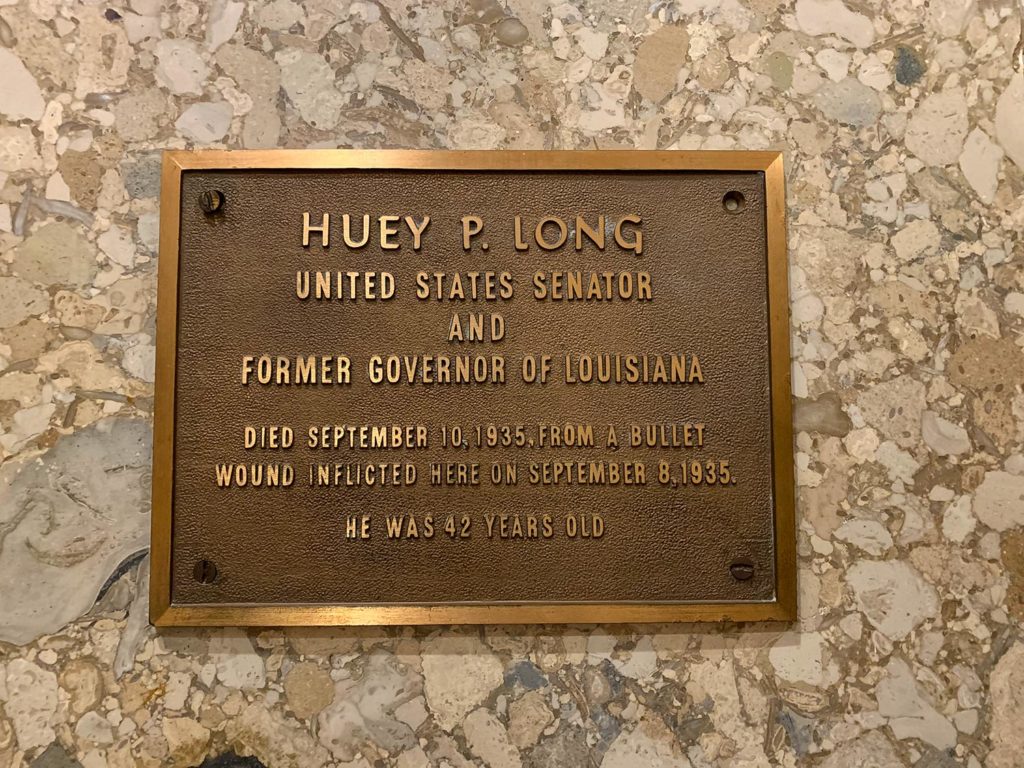 Het herdenkingsplakkaat van Gouverneur Huey P. Long
