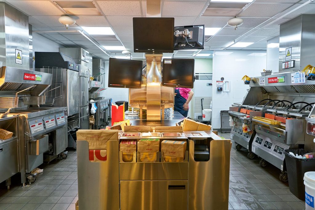 Achter de schermen in de keuken van een McDonalds restaurant