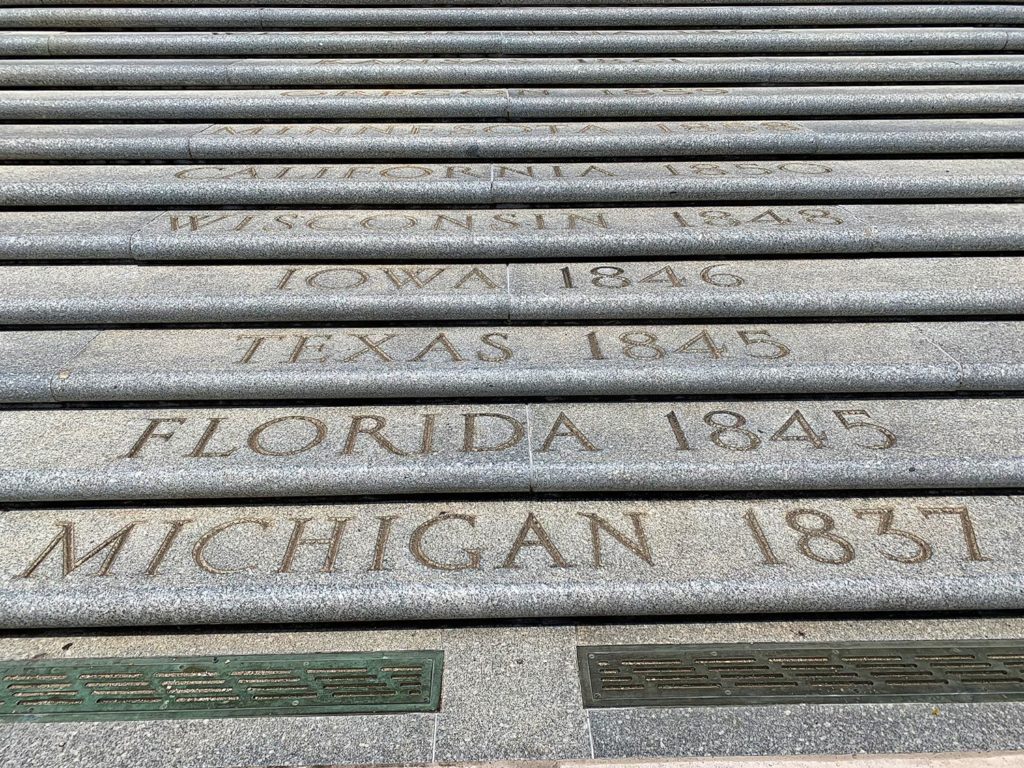 De trappen van het Louisiana State Capitol