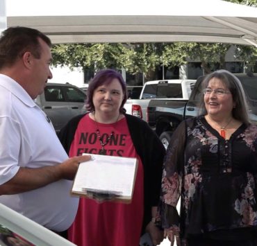 Lyn Story, een gepensioneerde inwoner van Fort Worth, bekend om haar gratis ritten voor buren in nood, wordt verrast met een nieuw auto